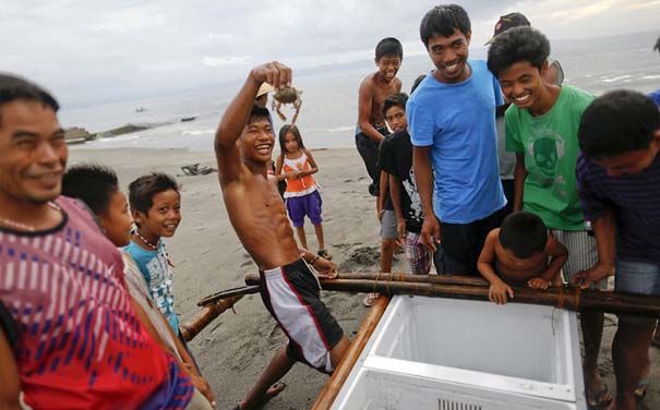 Μετέτρεψαν ψυγεία σε βάρκες για ψάρεμα προκειμένου να επιβιώσουν (5)