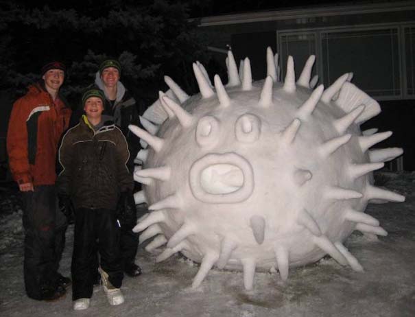 Αδέρφια δημιουργούν τεράστια πλάσματα από χιόνι στην αυλή τους (2)