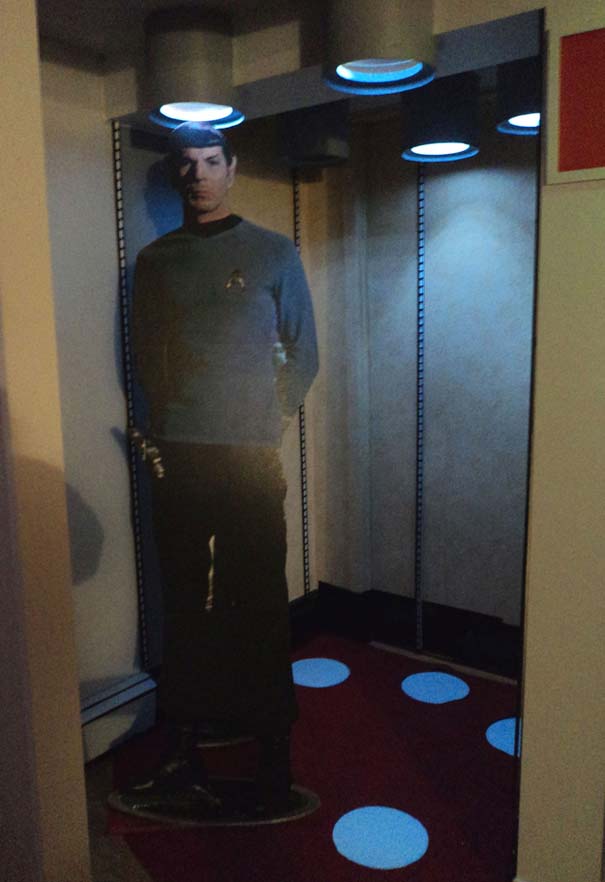 Λάτρης του Star Trek μετέτρεψε το υπόγειο της σε USS Enterprise (15)