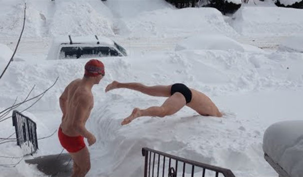 Δυο τύποι πήγαν να κολυμπήσουν στο χιόνι, το μετάνιωσαν την ίδια στιγμή!
