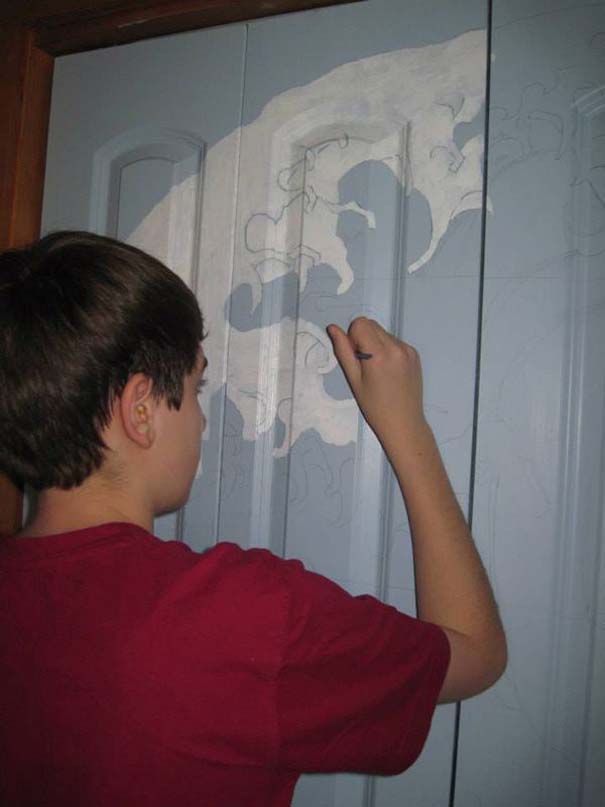 Ένας έφηβος αποφάσισε να βάψει την ντουλάπα του... (4)