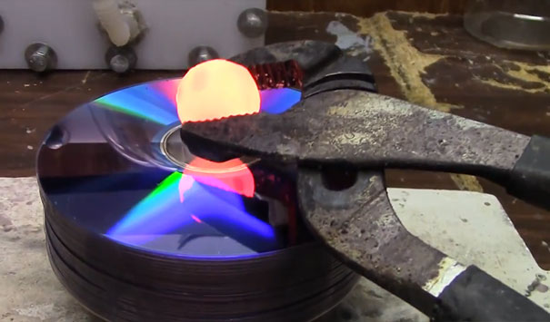 Τι θα συμβεί αν ρίξεις μια καυτή μπάλα νικελίου σε στοίβα από CD's;