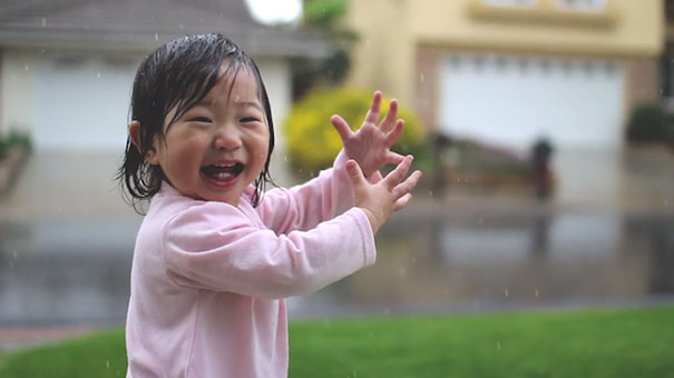 Η μοναδική στιγμή που ένα κοριτσάκι βγαίνει για πρώτη φορά στη βροχή