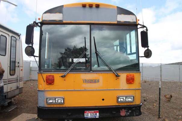 Οικογένεια μετέτρεψε σχολικό λεωφορείο σε σπίτι (1)