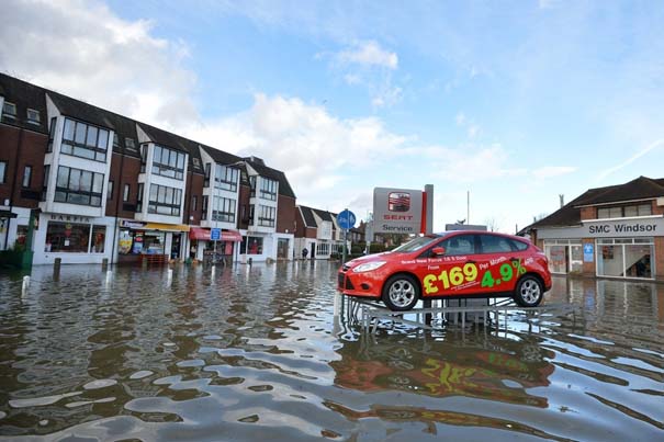Πριν και μετά τις φονικές πλημμύρες στη Βρετανία (9)