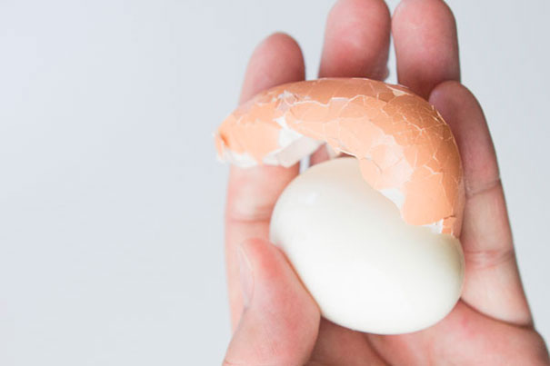 Πως να ξεφλουδίσετε ένα αβγό σε 10 δευτερόλεπτα