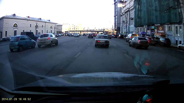 Ρωσίδα οδηγός έκανε -άθελα της- το παρκάρισμα του αιώνα