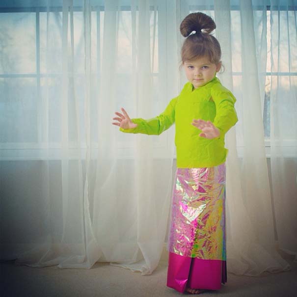 4χρονη δημιουργεί με τη μητέρα της εκπληκτικά φορέματα από χαρτί (45)