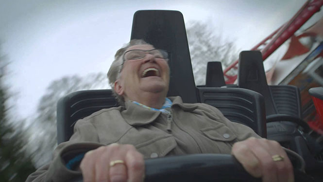 78χρονη γιαγιά ανεβαίνει για πρώτη φορά σε roller coaster