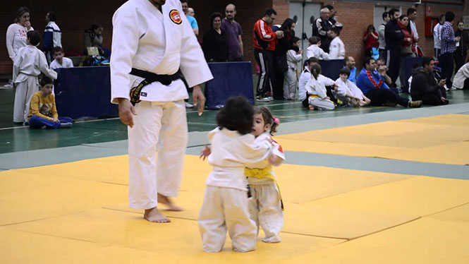 Κοριτσάκια στον πρώτο τους αγώνα Judo