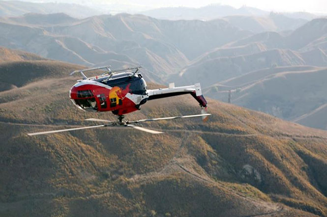 Πιλότος κάνει απίστευτα κόλπα με ελικόπτερο