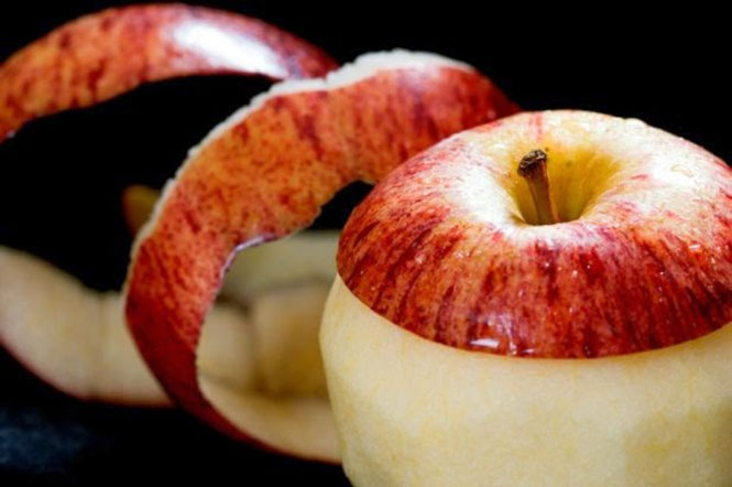 Ο πιο γρήγορος τρόπος για να καθαρίσεις μήλα