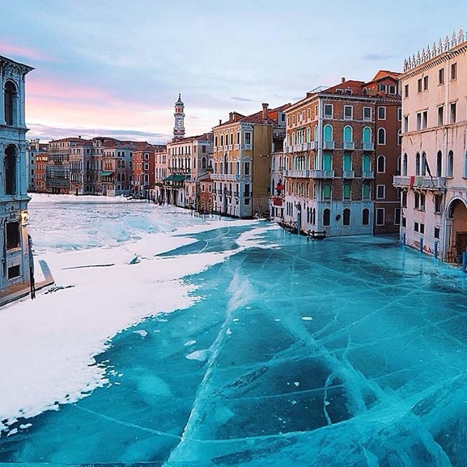 Σουρεαλιστικές εικόνες με τα κανάλια της Βενετίας εντελώς παγωμένα (1)