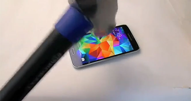 Τεστ αντοχής με σφυρί σε Samsung Galaxy S5 έχει εντελώς αναπάντεχη εξέλιξη