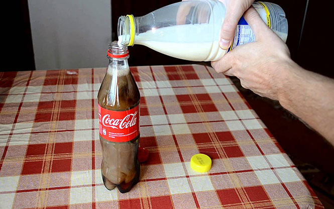 Τι θα συμβεί αν ρίξεις γάλα σε ένα μπουκάλι με Coca Cola