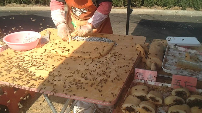 Μαγειρεύοντας με εκατοντάδες μέλισσες