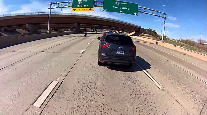 Μοτοσικλετιστής κατέγραψε την σύγκρουσή του με αυτοκίνητο ενώ έτρεχε με 225 χλμ/ώρα