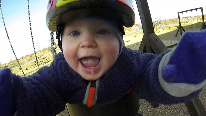 Μωρό κάνει κούνια με GoPro