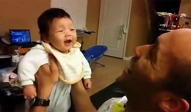 Μωρό μοιράζεται το πρώτο του ξεκαρδιστικό γέλιο με τον μπαμπά του