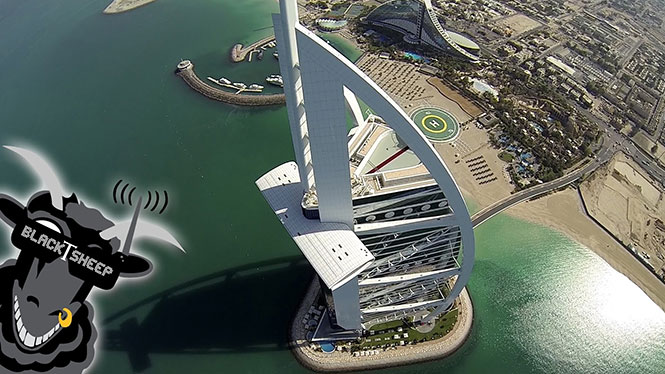 Πετώντας πάνω από το Burj Khalifa με ένα drone