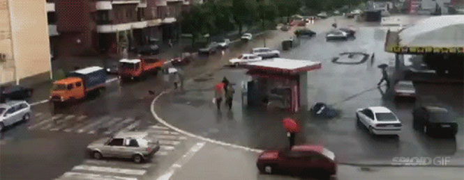Πλημμύρα κατακλύζει μια πόλη μέσα σε 5 λεπτά