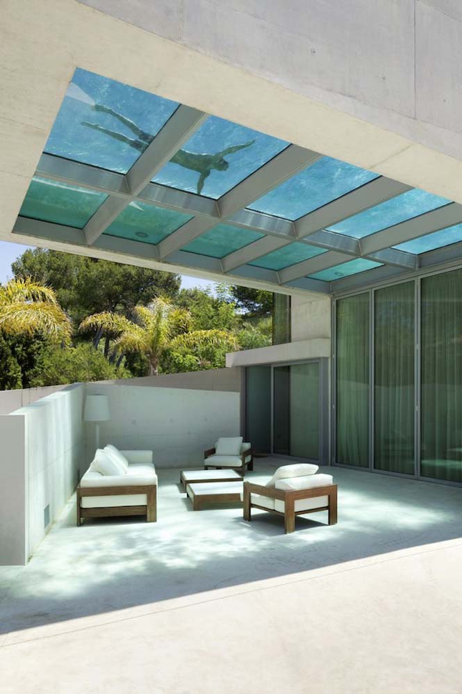 Σπίτι με γυάλινη πισίνα στην οροφή (3)
