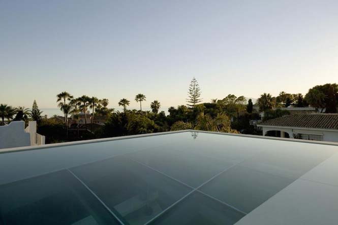 Σπίτι με γυάλινη πισίνα στην οροφή (10)