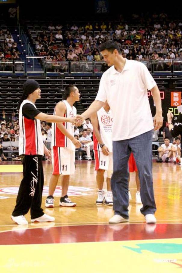 Ο Yao Ming κάνει τα πάντα να φαίνονται μικροσκοπικά μπροστά του (3)