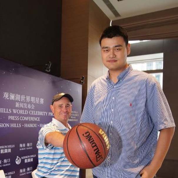 Ο Yao Ming κάνει τα πάντα να φαίνονται μικροσκοπικά μπροστά του (7)