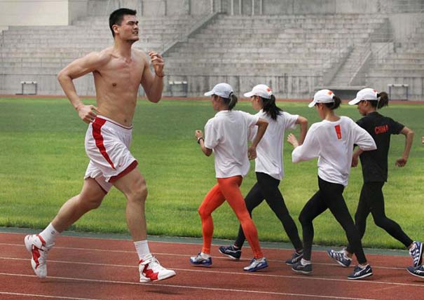 Ο Yao Ming κάνει τα πάντα να φαίνονται μικροσκοπικά μπροστά του (26)