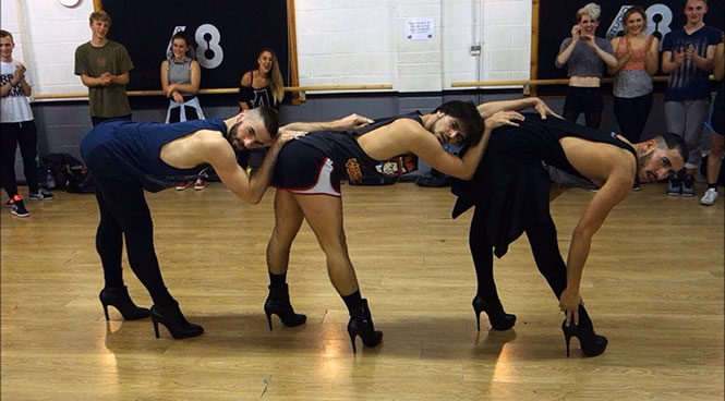 3 άνδρες χορεύουν Beyonce με ψηλοτάκουνα