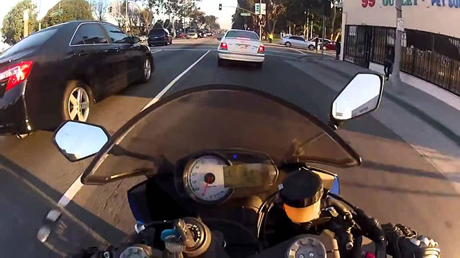 Απερίσκεπτος μοτοσικλετιστής αποφεύγει 5 φορές το μοιραίο μέσα σε λίγα δευτερόλεπτα