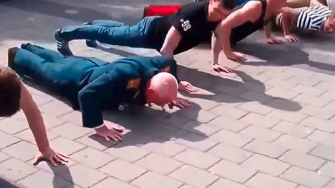 Διαγωνισμός push ups με έναν ηλικιωμένο βετεράνο