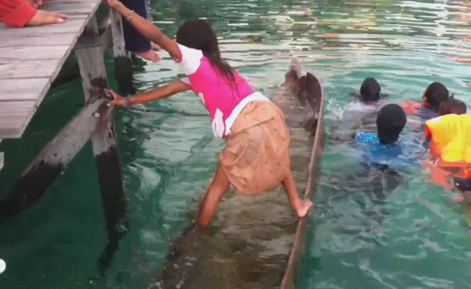 Κοριτσάκι σώζει πλημμυρισμένη βάρκα με ένα απίστευτο κόλπο