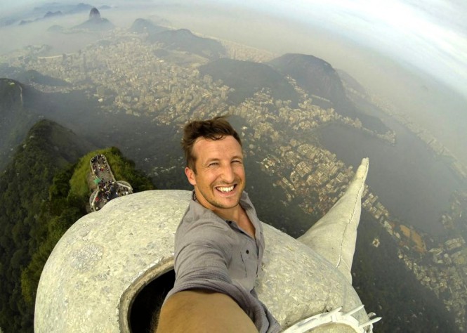 Selfie από την κορυφή του αγάλματος του Χριστού Λυτρωτή στο Ρίο Ντε Τζανέιρο | Φωτογραφία της ημέρας