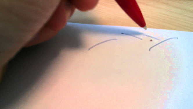 Μικροσκοπικό ζωύφιο εναντίον στυλό