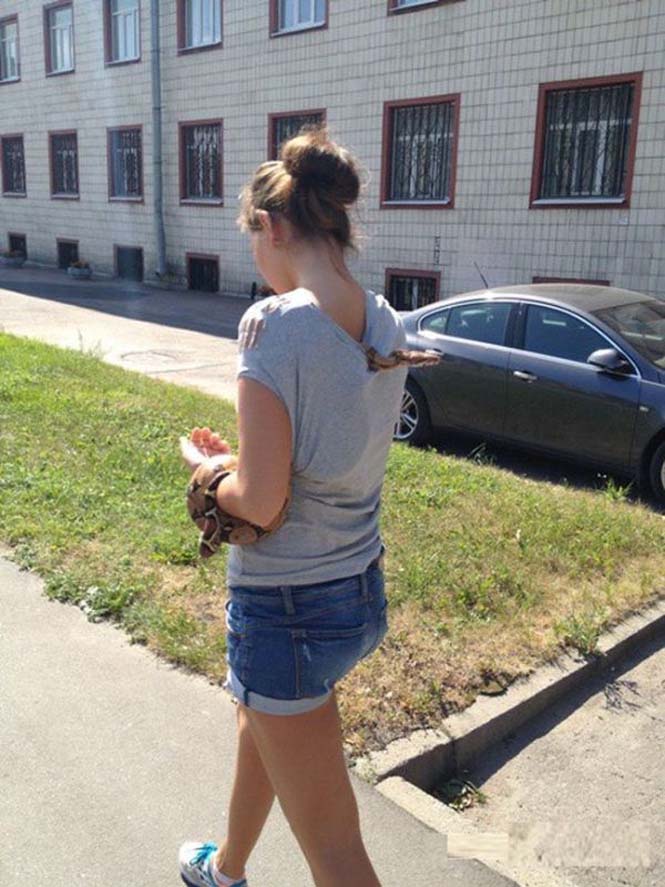 Αυτή η κοπέλα βγήκε μια ασυνήθιστη βόλτα με το κατοικίδιο της (3)