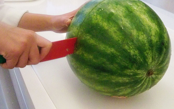 Ο γρηγορότερος και πιο απλός τρόπος για να κόψετε ένα καρπούζι
