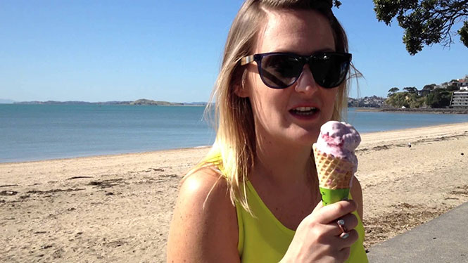 Γυναίκα δέχεται μια αηδιαστική έκπληξη καθώς απολαμβάνει το παγωτό της
