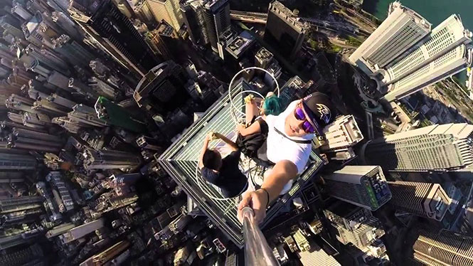 Selfie που παγώνει το αίμα από την κορυφή ενός ουρανοξύστη στο Hong Kong