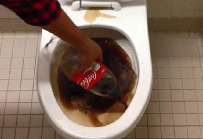 Δείτε τι κάνει η Coca Cola σε μια βρώμικη τουαλέτα