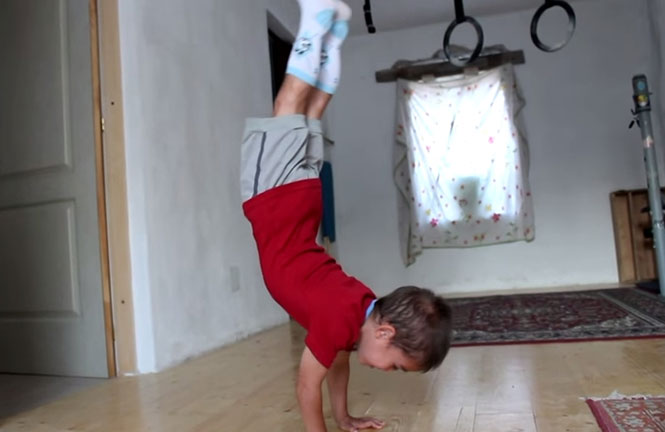 5χρονος κάνει push-ups 90 μοιρών