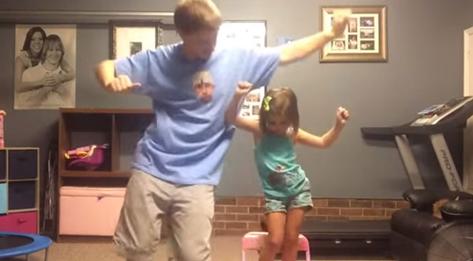 Πατέρας και κόρη σε απίθανο χορευτικό