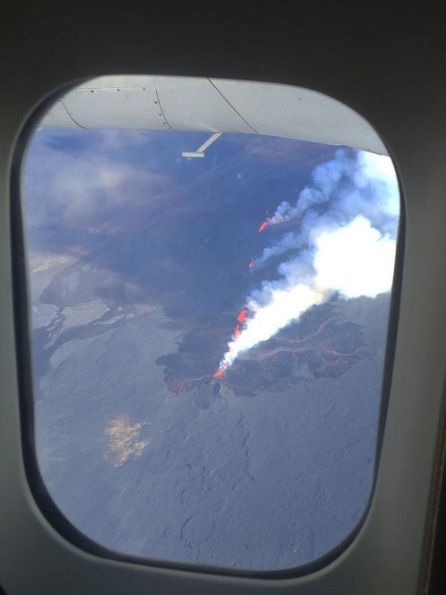 Ενεργό ηφαίστειο από το παράθυρο ενός αεροπλάνου | Φωτογραφία της ημέρας