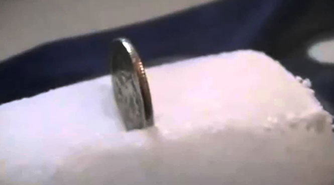 Τι θα συμβεί αν βάλεις ένα νόμισμα μέσα σε κομμάτι ξηρού πάγου;