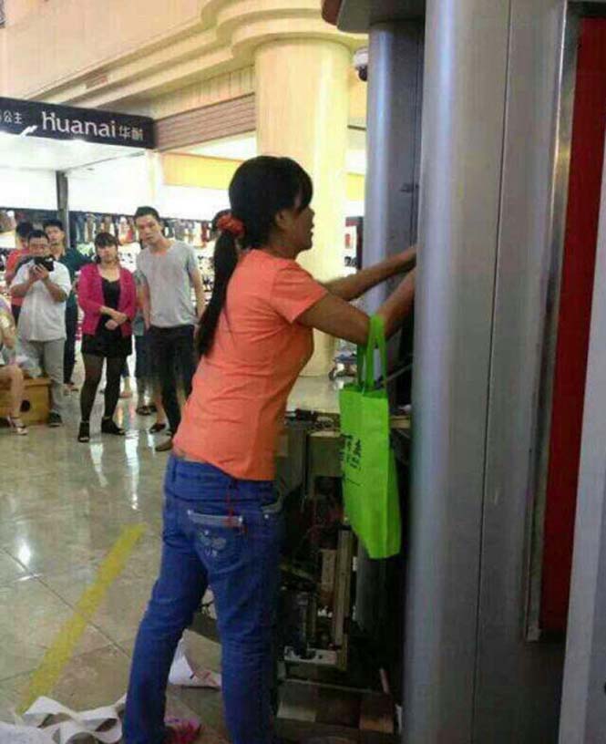 Μια γυναίκα πήρε την κατάσταση στα χέρια της όταν το ATM κράτησε την κάρτα της (1)