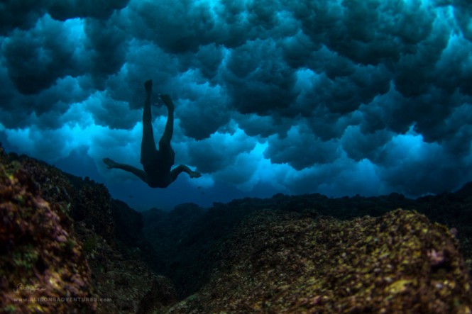 Κολυμπώντας κάτω από θαλάσσια «σύννεφα» | Φωτογραφία της ημέρας