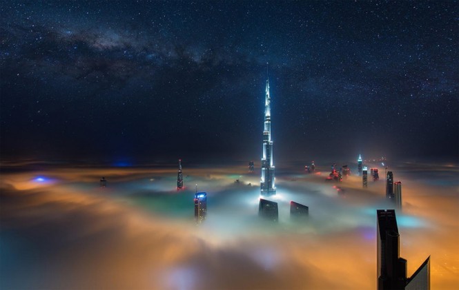 Το νυχτερινό Dubai πάνω από τα σύννεφα | Φωτογραφία της ημέρας