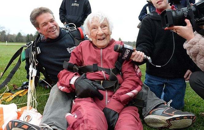100χρονη γιόρτασε τα γενέθλια της κάνοντας skydiving (7)