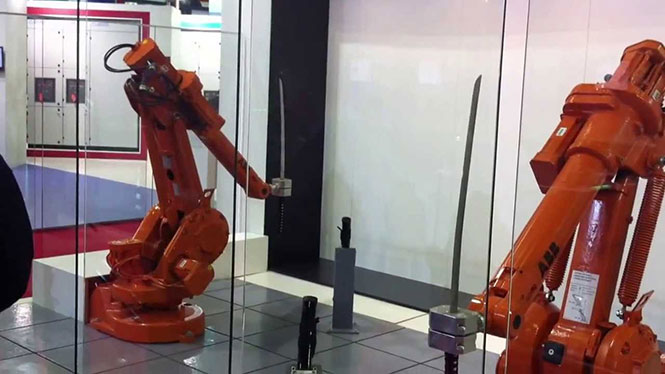Δυο ρομπότ σε επίδειξη ξιφομαχίας